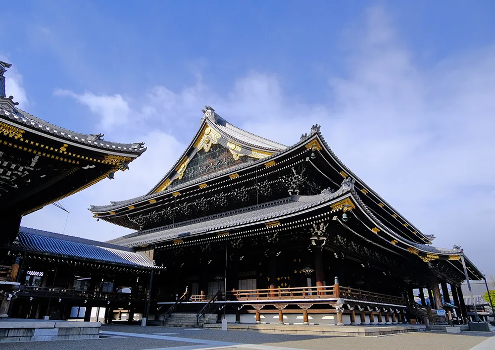 Higashi Honganji Temple / 8-minute walk
