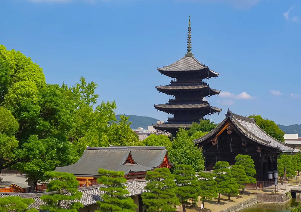 Toji Temple / Approximately 25 minutes by train