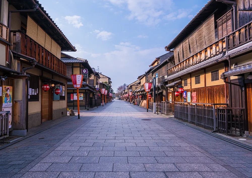 Hanamikoji / Approximately 25 minutes by city bus