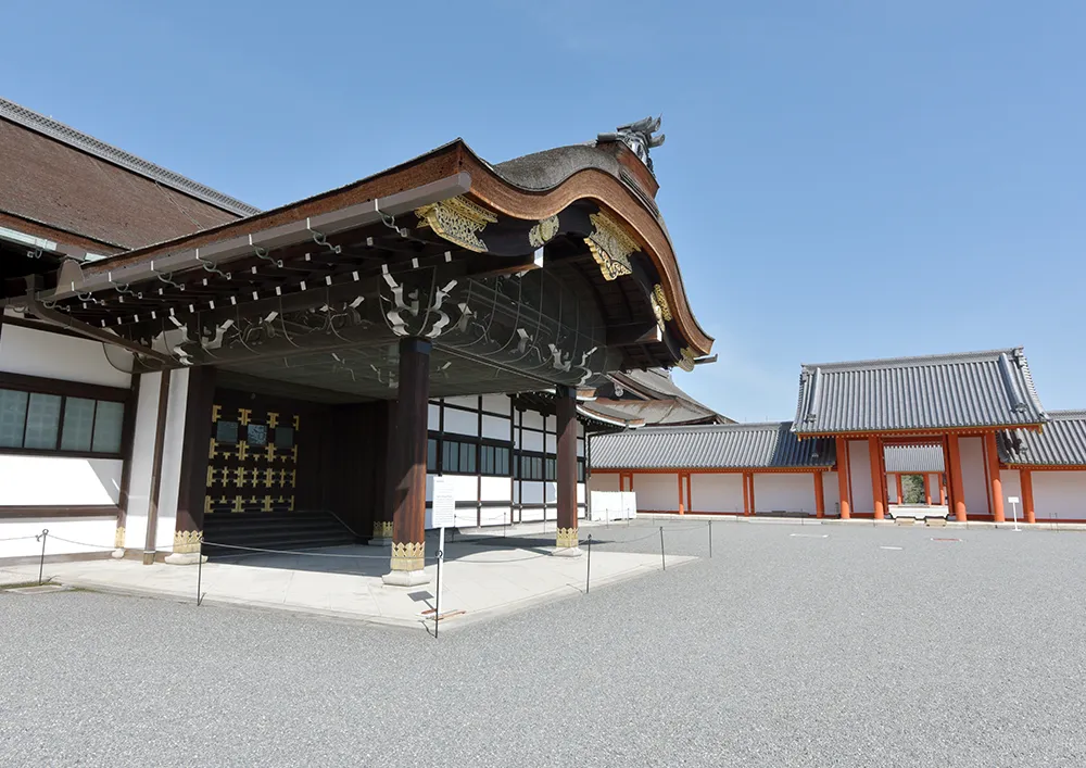 Kyoto Imperial Palace / Approximately 20 minutes by subway